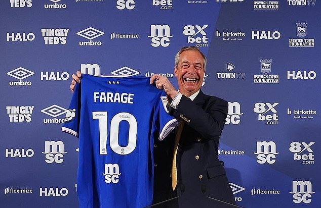 Sunderland es el último club en ofrecer a Nigel Farage una gira por el estadio, dice el líder de Reform, días después de que la gira por Ipswich Town generara controversia