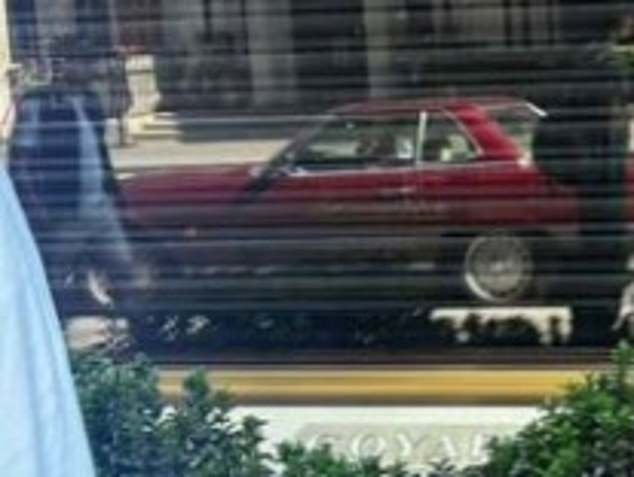 El conductor de un Bentley al que inmigrantes argelinos le robaron un reloj valorado en 65.000 libras esterlinas fue filmado segundos antes del robo.