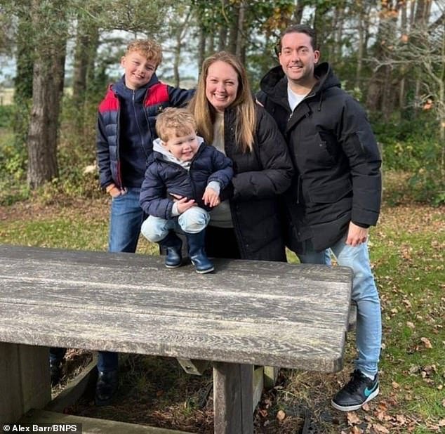 La madre cuyo bebé nació muerto después de ser enviado a casa después de una hemorragia en el hospital recibió £ 130 000 en daños y perjuicios