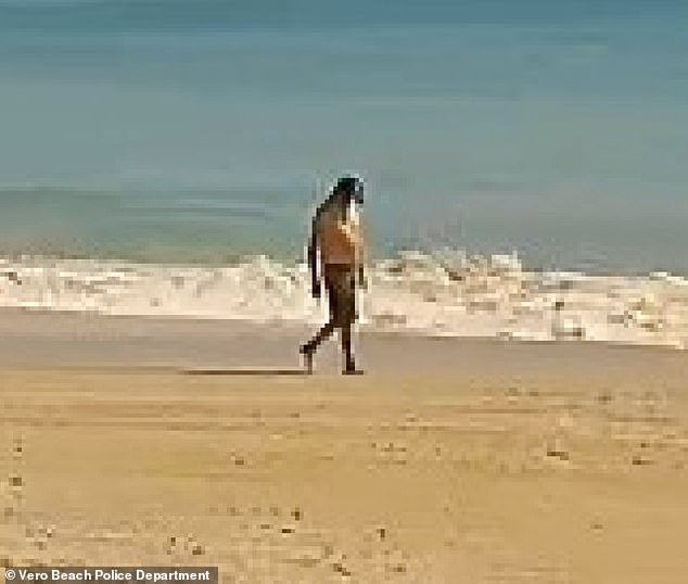 En la foto: Marido ‘asesino’ abandonado paseando por una playa de Florida horas después de ‘disparar’ a su esposa y a su amante en un ataque de celos… mientras la policía advierte que todavía está prófugo y que puede estar armado
