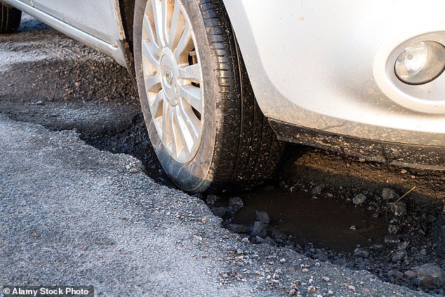 Los pagos por baches alcanzarán niveles récord, dicen las aseguradoras, en medio de advertencias de que los daños a los vehículos “podrían alcanzar los peores niveles”