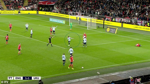 Una loca decisión arbitral hace que la estrella del Man United escape la tarjeta roja a pesar de mostrar DOS tarjetas amarillas en el empate de Inglaterra contra Uruguay en Wembley, en un nuevo momento de ‘Graham Poll’