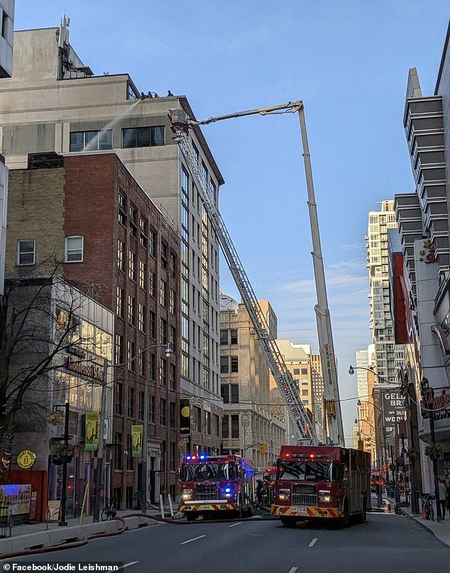 El centro de Toronto sacudido por explosiones mientras los bomberos luchan contra un incendio masivo
