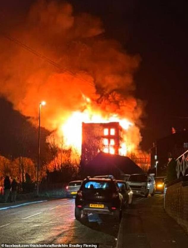 “Infierno absoluto” en un edificio catalogado de Grado II mientras se evacuan las calles cercanas