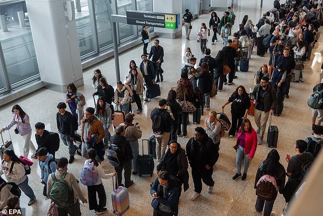 Se vislumbra el fin del caos de la TSA cuando Trump firma una orden ejecutiva para pagar a los trabajadores y hacer que los aeropuertos vuelvan a funcionar en unos días