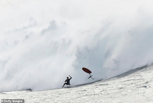 Hasta 50 vuelos nacionales cancelados en el aeropuerto de Sydney debido a un fenómeno meteorológico que ocurre una vez cada 50 años y trae fuertes vientos, temperaturas gélidas y olas de 8 metros.