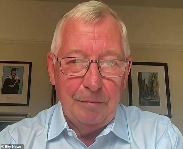 Los conductores podrían enfrentarse a prohibiciones de circulación y los patrones se verán obligados a dar al personal un día libre adicional a la semana mientras Gran Bretaña lucha contra su crisis de suministro de combustible, advierte un experto.