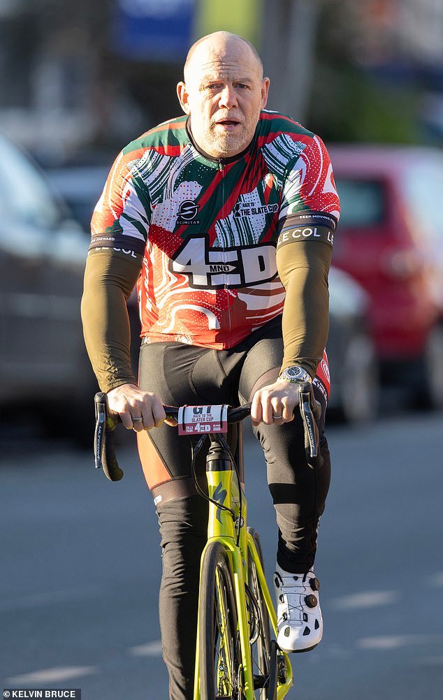 Mike Tindall y sus amigos inician un paseo benéfico en bicicleta hasta un partido de rugby en honor a la ex estrella del MND Ed Slater.