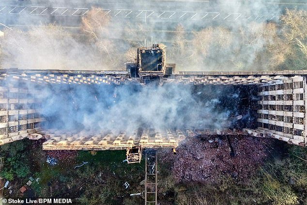 Adolescente arrestado por incendio provocado después de que un incendio devorara un edificio histórico catalogado de Grado II mientras fotografías aéreas muestran el techo y seis pisos destruidos