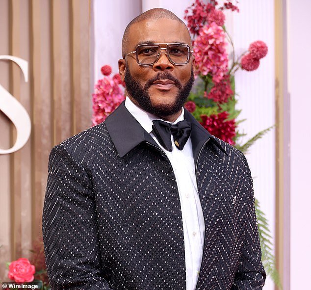 Tyler Perry les da a los trabajadores no remunerados de la TSA en el aeropuerto de Atlanta $250,000 en tarjetas de regalo… después de que su intento de recibir una propina en efectivo fue rechazado