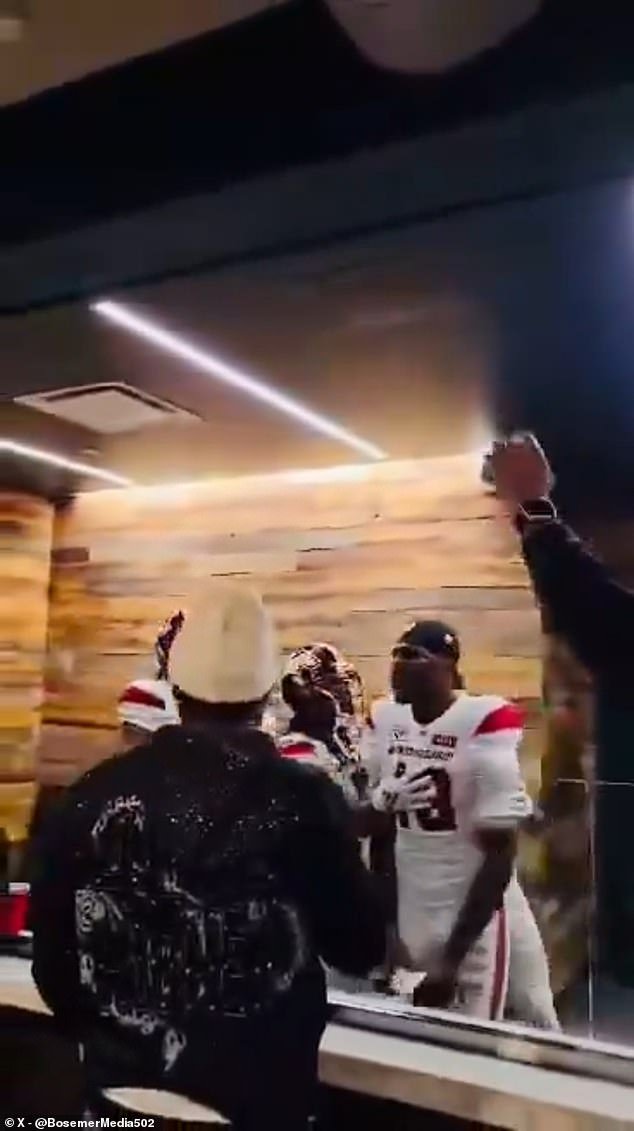 Momento impactante: el dos veces ganador del Super Bowl de los Chiefs arroja una bebida a un fanático en un furioso arrebato de medio tiempo