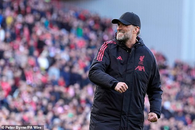 Jurgen Klopp trae de vuelta la icónica celebración del puño en el regreso a Anfield con la leyenda del Liverpool de regreso en el banquillo para el empate de las leyendas contra el Dortmund, mientras la estrella lucha por contener las lágrimas durante el homenaje a Diogo Jota.