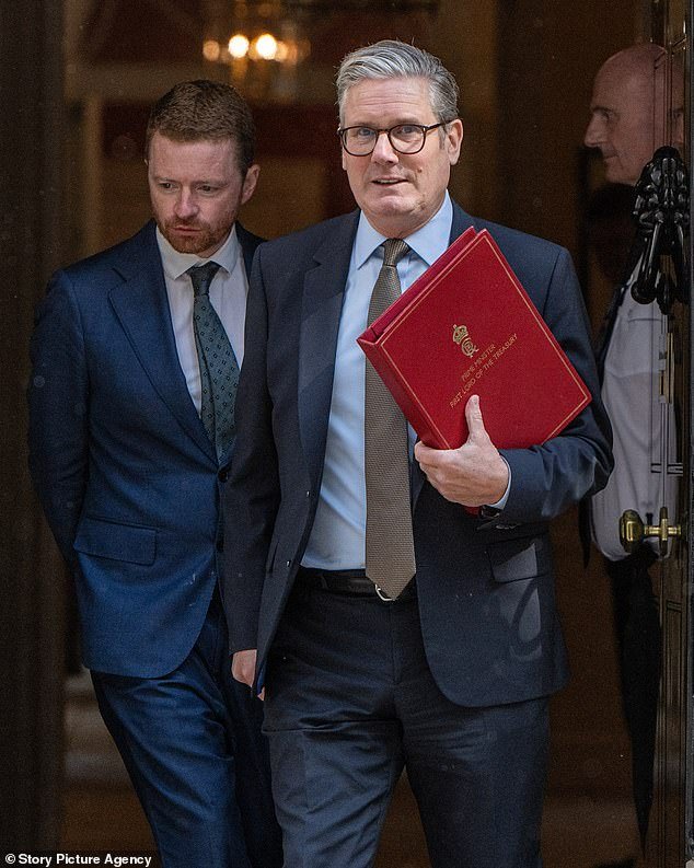 La empresa ‘secreta’ del amigo de Starmer se embolsa 1 millón de libras esterlinas de los contribuyentes tras la venta de las Islas Chagos