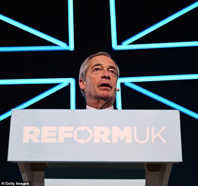 El líder de los profesores “marxistas” llama a Nigel Farage “Toytown Trump” y promete acabar con sus esperanzas de convertirse en primer ministro.