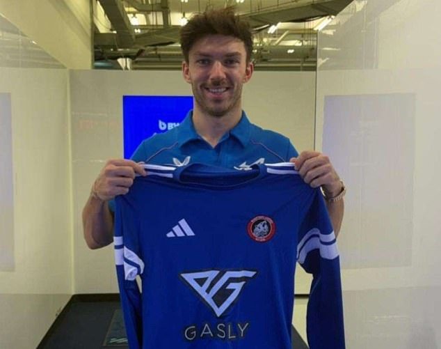 El equipo de fútbol de la Sunday League en Stratford-upon-Avon quedó atónito después de que la estrella de la Fórmula 1 los patrocinara durante la temporada, como se reveló un enlace sorpresa