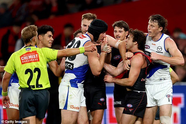 Vea el momento en que la estrella del fútbol enfrenta una enorme sanción por un acto SALVAJE con su propia sangre en medio de un partido