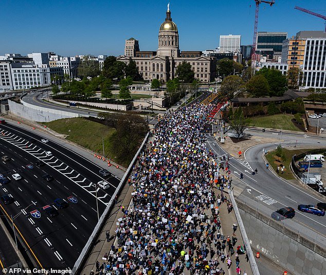 El caos estalla en las protestas contra los Reyes en todo Estados Unidos cuando los alborotadores arrojan piedras a los oficiales, se lanzan gases lacrimógenos y multitudes rivales se enfrentan frente a una de las propiedades más preciadas de Trump.