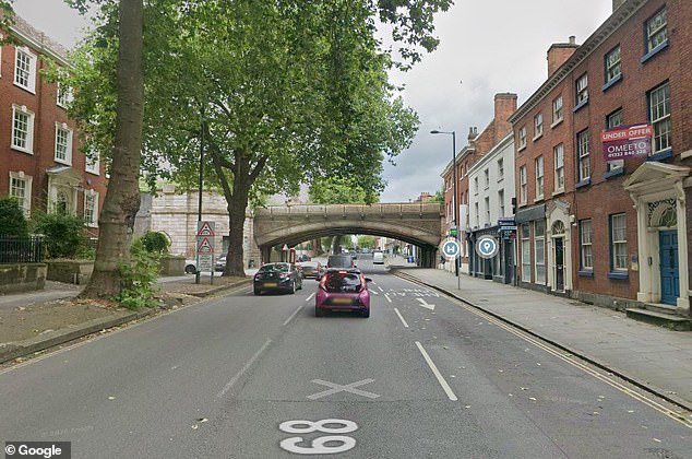 Detenido un hombre después de que “varias personas” fueran atropelladas por un coche en el centro de la ciudad, algunas de ellas gravemente heridas