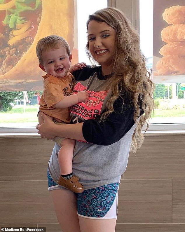 El heredero del magnate petrolero condenado a pagar mil millones de dólares después de poner a su hijastro en silla de ruedas de por vida en un frenético ataque