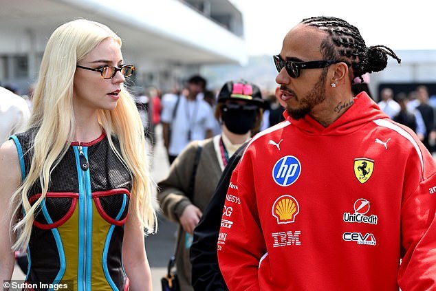 Kim Kardashian parece SALTARSE la carrera de F1 de Lewis Hamilton a pesar de pasar una semana con su novio en Japón… mientras él, en cambio, se acerca a diferentes estrellas.