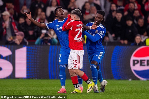 La leyenda del Chelsea, Jimmy Floyd Hasselbaink, da su veredicto sobre José Mourinho después del furor de Vinicius Jr… y le cuenta a las estrellas de los Blues cómo pueden hacer que Liam Rosenior sea un éxito.