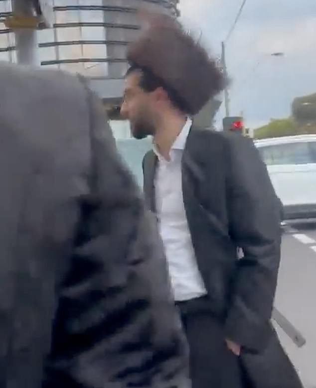 Impactantes escenas en las que mujeres en un coche ‘robado’ arrojan huevos a los peatones y son filmadas gritando insultos antisemitas a un grupo de hombres judíos