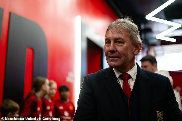 Cómo la leyenda inglesa BRYAN ROBSON advierte a las estrellas del Man United sobre los peligros de los delincuentes malvados y los oportunistas afortunados, como parte de su cruzada para proteger a los futbolistas de la ruina financiera.