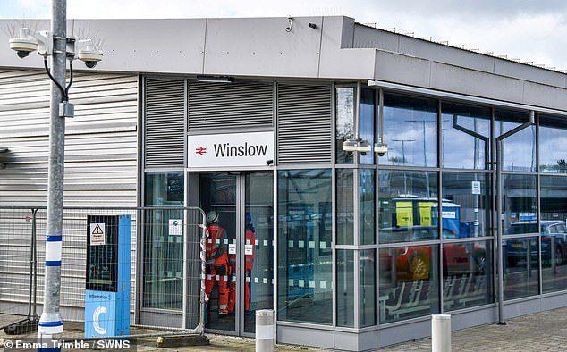 Furia porque los viajeros no pueden tomar un tren desde una estación de £ 5 millones que aún no ha abierto a pesar de haber sido construida hace 16 MESES