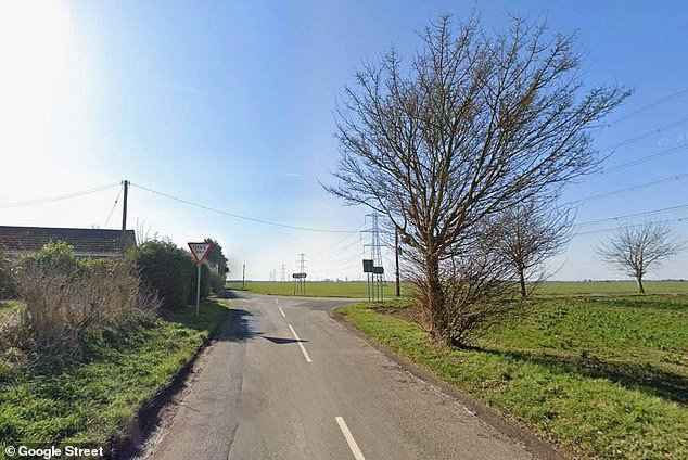 Una colegiala de 13 años y dos hombres de 44 y 48 años mueren al chocar su coche contra un árbol, mientras que una niña de 15 años se encuentra en estado crítico.