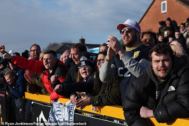 “¡Vamos a Wembley dos veces!” : Dentro del resurgimiento del Southend United: cómo el club se salvó de su ‘espiral de muerte’ bajo el mando de Ron Martin y por qué los seguidores finalmente sienten que los Shrimpers están vivos nuevamente, escribe IAN HERBERT
