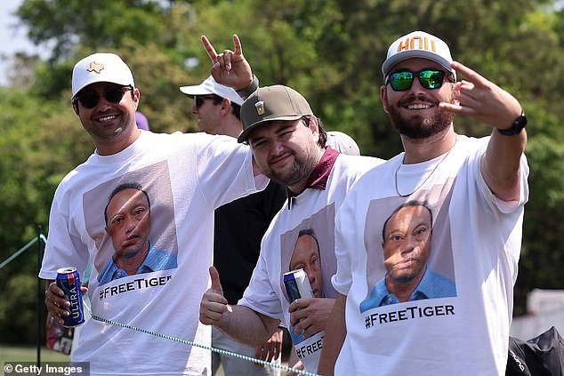 Los fanáticos del golf usan camisetas con fotografías policiales de Tiger Woods en un evento del PGA Tour días después de su impactante arresto por conducir en estado de ebriedad