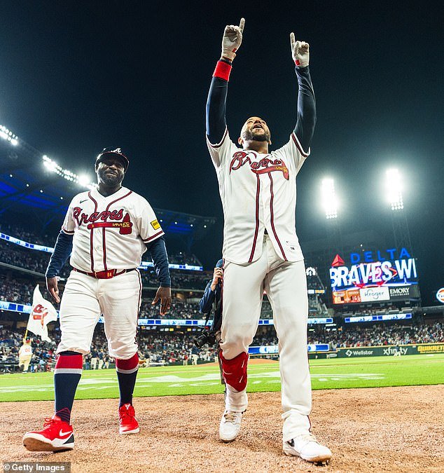 Momento conmovedor: la estrella del béisbol desconsolada anota un jonrón pocos días después de la muerte de su madre