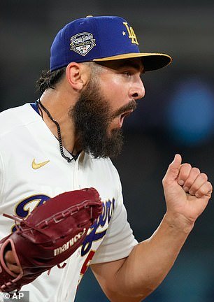 La estrella de los Dodgers, Alex Vesia, honra a su difunta hija con un conmovedor homenaje en su guante para la nueva temporada de la MLB.