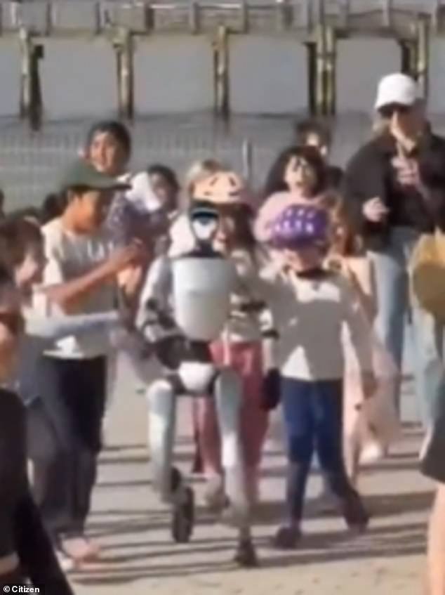 Un robot humanoide transmite alegría en Nueva York mientras los niños lo persiguen por un parque icónico