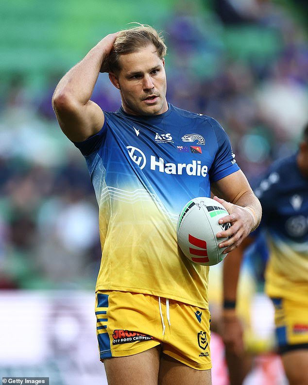 La estrella del fútbol presenta una demanda millonaria acusando a la policía de casi arruinar su carrera al mentir durante sus juicios por violación.