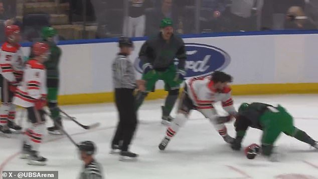 Los oficiales de policía de Nueva York luchan brutalmente con rivales del departamento de bomberos mientras la recaudación de fondos anual de hockey sale mal