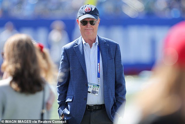 El propietario de la NFL afectado por el cáncer hace una aparición inesperada en la reunión de la liga… pero su socio Epstein vincula el inicio de la temporada 2026 con la nube