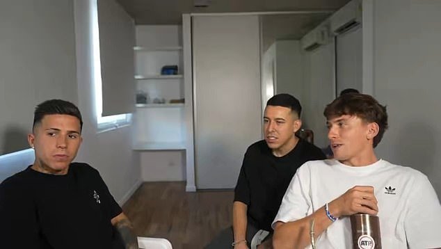 Los fanáticos del Chelsea arremeten contra Enzo Fernández después de nuevos comentarios sobre su futuro mientras estaba en servicio internacional, después de que Liam Rosenior culpara su alejamiento a una “mala traducción”.