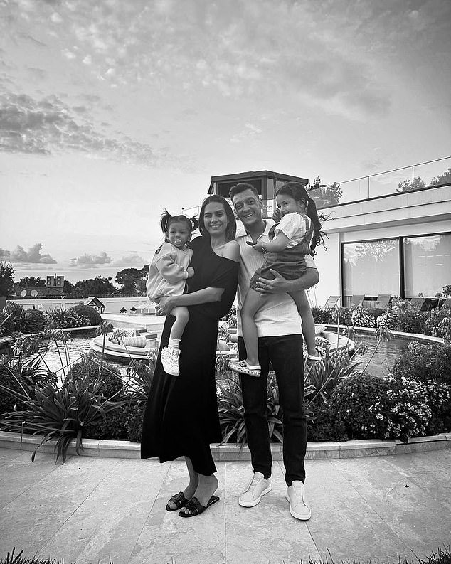 Dentro de la nueva vida de Mesut Özil en Estambul: vivir en una megamansión de 10 millones de dólares, cómo el presidente turco Recep Tayyip Erdogan se convirtió en el “abuelo” de sus hijos y por qué la disputa con el Real Madrid significa que no ha hablado con su padre en 13 años