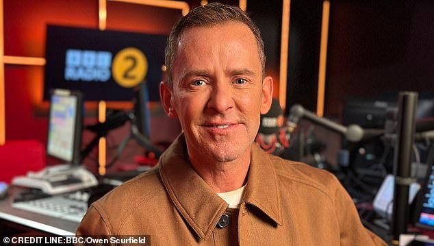Se revela el reemplazo de Scott Mills después de que la estrella de BBC Radio 2 fuera despedida por ‘conducta personal’