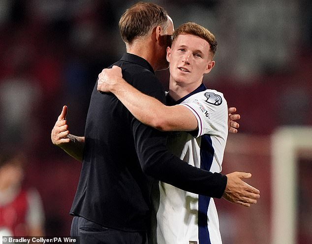 Revelado: Cómo Inglaterra convenció a Elliot Anderson para que los eligiera en lugar de Escocia, mientras el objetivo del Man United se abre a DOS momentos clave en su ascenso.