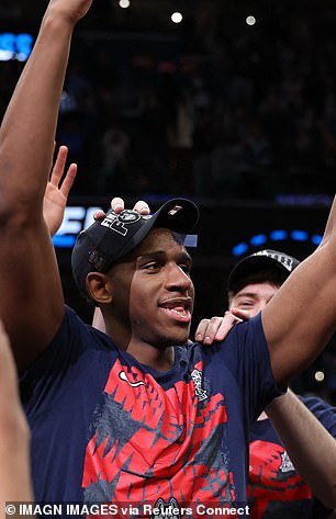 Los equipos de baloncesto de la UConn abandonan la tienda de muebles de Connecticut enfrentando una ENORME pérdida luego del éxito de March Madness