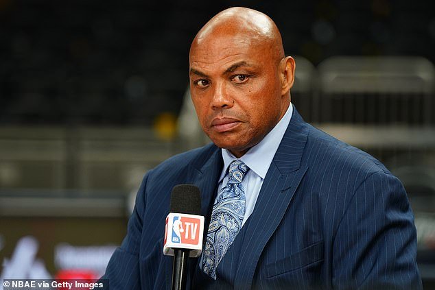 El discurso de Charles Barkley sobre ‘inmigrantes golpeando a policías’ resurge después de un discurso salvaje en CBS durante March Madness