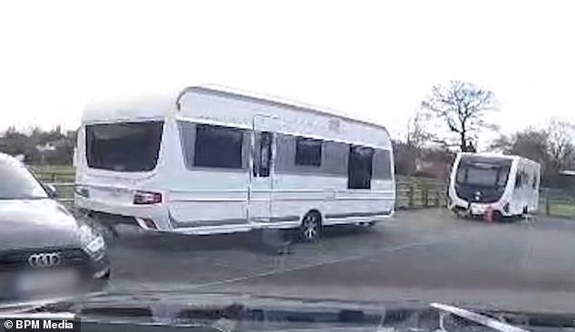 Los viajeros instalan sus caravanas y camiones en un popular parque rural cuando comienzan las vacaciones de Semana Santa