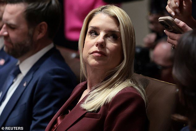 La administración Trump demanda a Minnesota por atletas trans en deportes femeninos mientras Pam Bondi denuncia ‘políticas defectuosas’