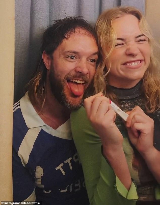 La estrella del fútbol Mitch Brown lanza una bomba después de hacer historia al declararse bisexual