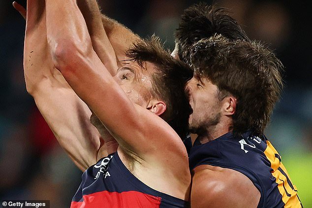 La leyenda del fútbol acusa a la estrella de la AFL de continuar con ‘machos**t bulls**t’ después del choque durante el partido