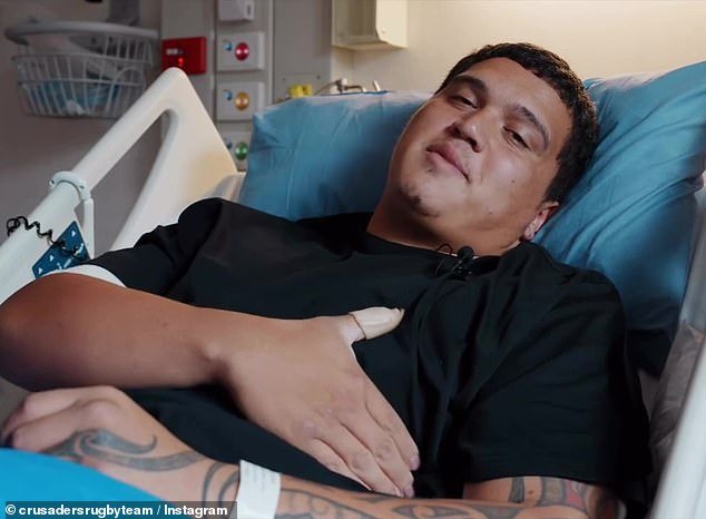 Un hombre duro del fútbol revela que sufrió un problema de salud tan angustioso que no quería que su pequeña hija “me viera con tanto dolor”