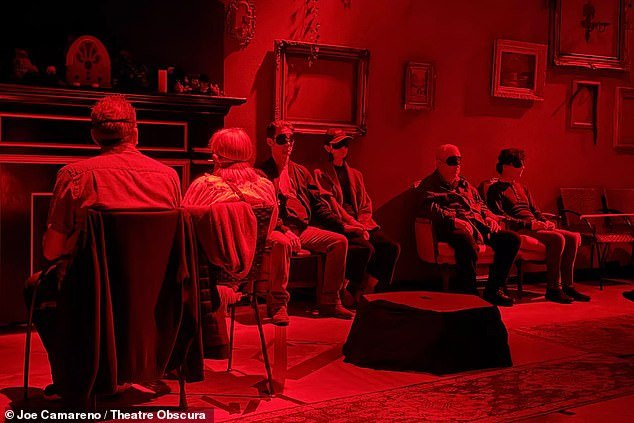 Los asistentes al teatro de Los Ángeles cobraron $60 por ver una obra en la que todo el público tiene los ojos vendados