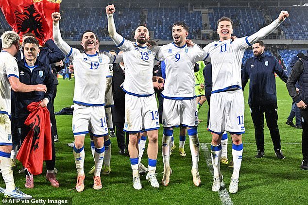 El país más joven del fútbol al borde de un cuento de hadas para la Copa del Mundo: una pequeña nación a la que sólo se le permitió jugar amistosos no oficiales hace diez años puede clasificarse ESTA NOCHE, ¡y puede presumir de tener el sexto mejor delantero de Europa!